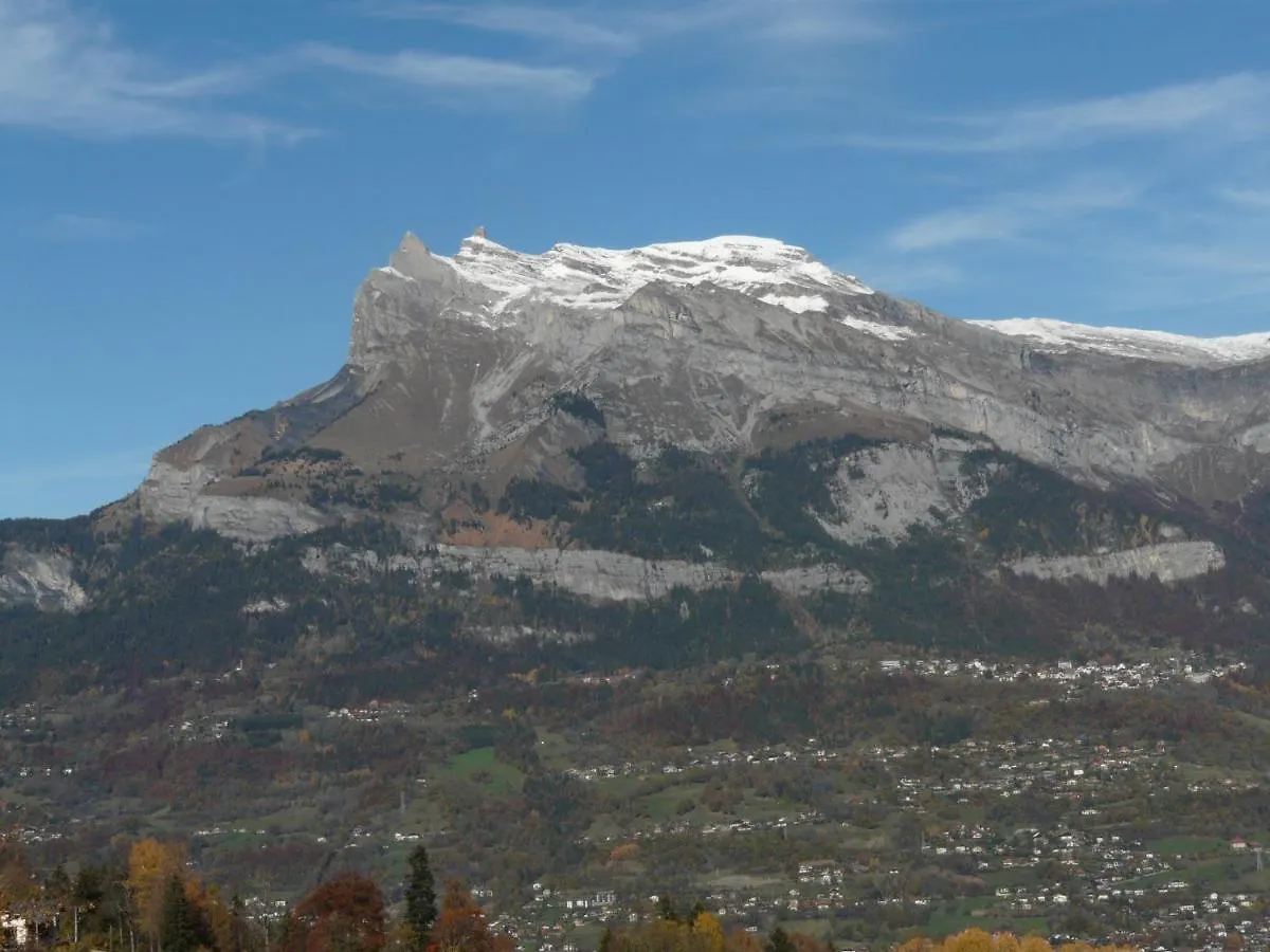 Vue Magnifique: Duplex Ski Retreat with Garage and Wi-Fi Saint-Gervais-les-Bains Apartment